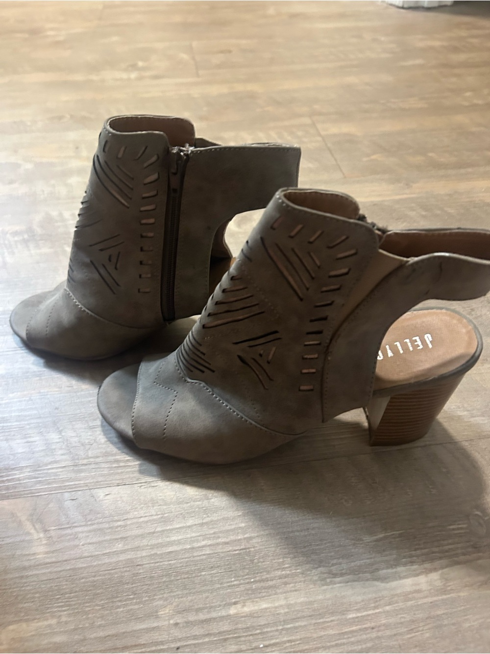 Sleeveless Cutout Peep-Toe Block Heel Sandals - size 10
